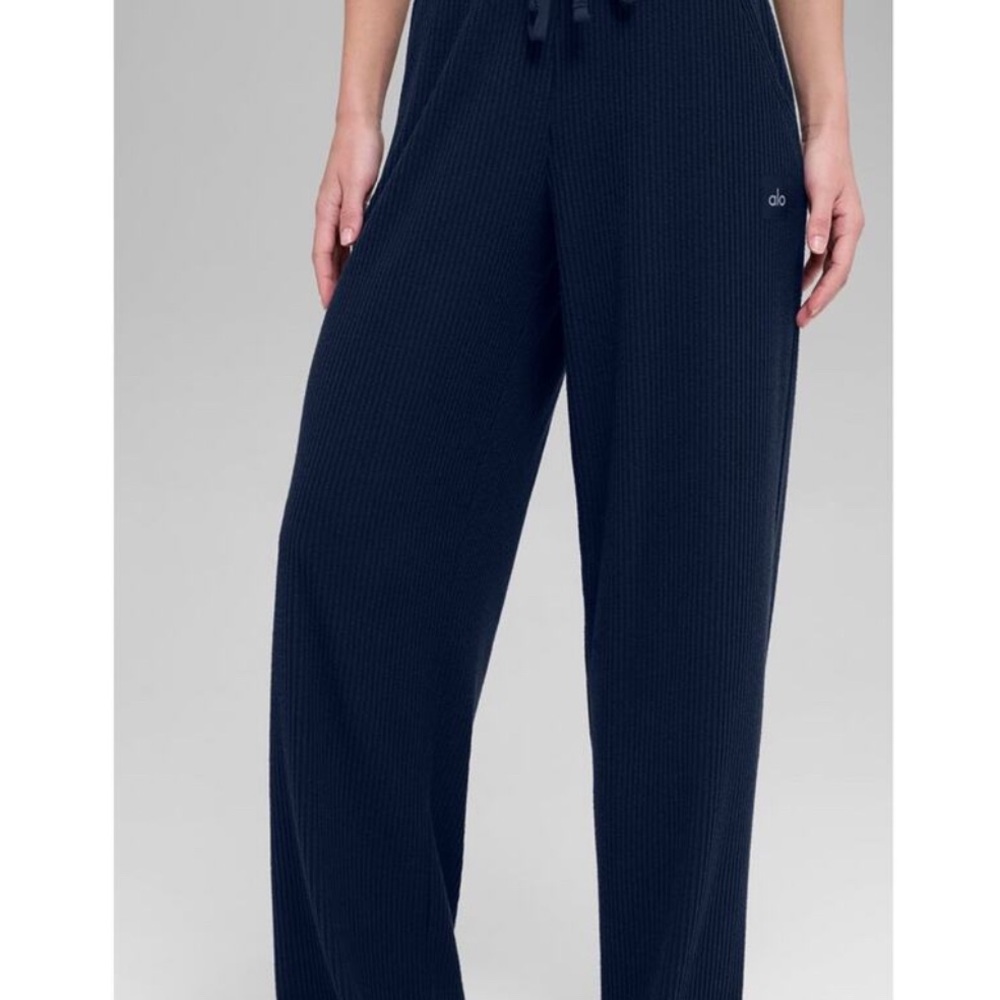 ALO Yoga Women's Navy Muse Wide-Leg Pants